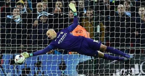 Hóa người hùng, thủ thành dự bị của Man City được ca ngợi hết lời
